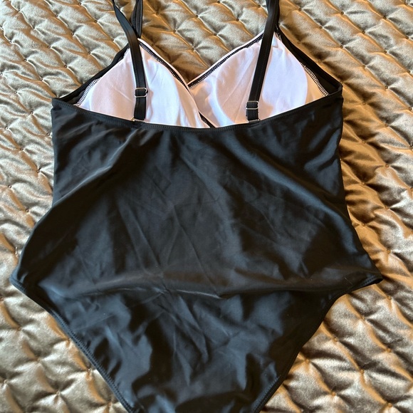 Black/white swimsuit - Picture 5 of 11